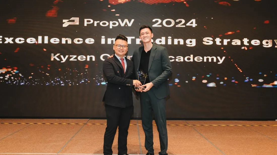 Kyle receiving the PropW 2025 award for Excellence in Trading Strategy on stage